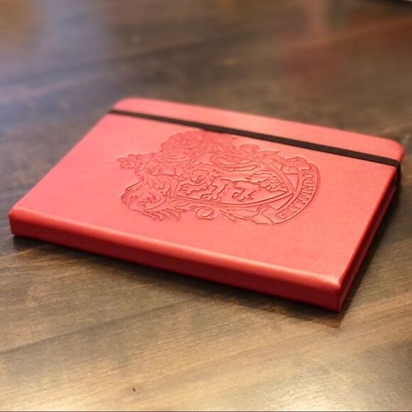 Hogwarts Library Box-Set, Gryffindor Journal, Collector’s Card, & Exclusive Bag - Picture 13 of 16